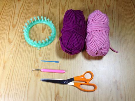 Materiales utilizados para tejer unos mitones bicolor en espiral en telar