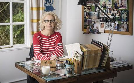 La autora y su mesa de trabajo