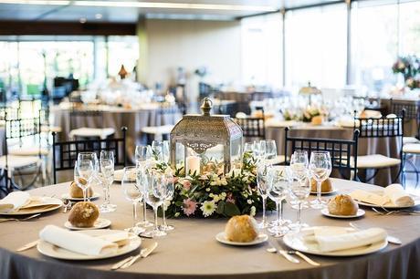 EVA & FRAN : UNA BODA GALLEGA LLENA DE FLORES Y VELAS