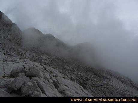 Ruta Pan de Carmen, Torre de Enmedio: Niebla en las inmediaciones de la collada de la Fragua