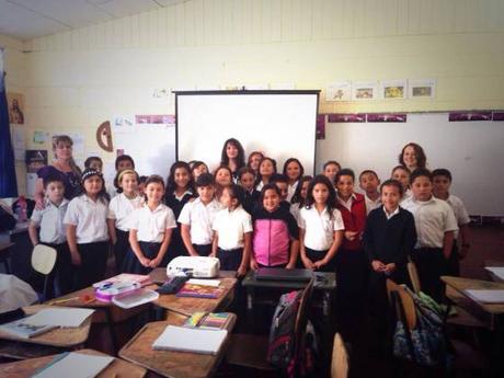 Tras el taller para construir “El país de los poetas, el primer libro de mi escuela.” Con los alumnos de la escuela Los Ángeles de San Rafael, Costa Rica.