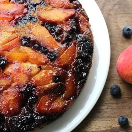 Deliciosa receta para preparar tarta caramelizada de pera y arándanos. pera