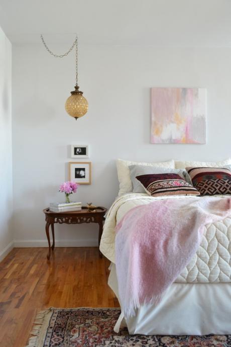 Mezclando colores en tu decoracion Lampara colgante en el dormitorio