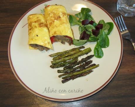 ROLLITOS DE TORTILLA RELLENOS DE PIMIENTOS Y SETAS DE CARDO