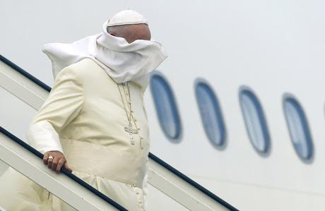 El Papa contra el viento.