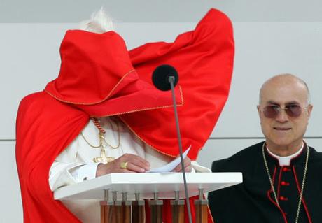 El Papa contra el viento.