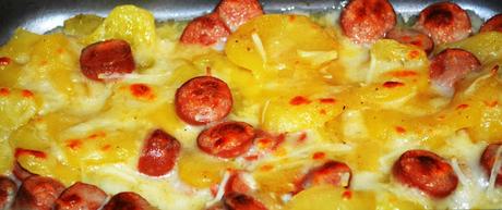 Patatas y salchichas gratinadas