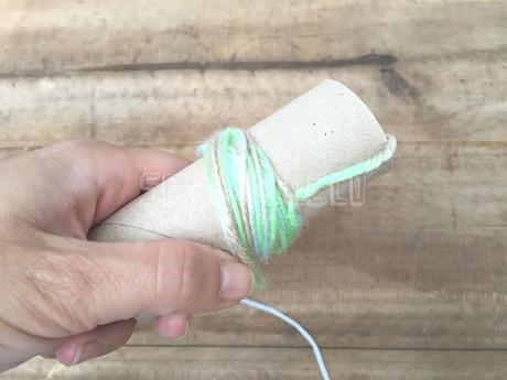 DIY: cómo ovillar a mano con la ayuda de un tubo de cartón.