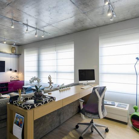 O Home Office está integrado com o Estar : Estudios y despachos de estilo moderno de Adriana Pierantoni Arquitetura & Design