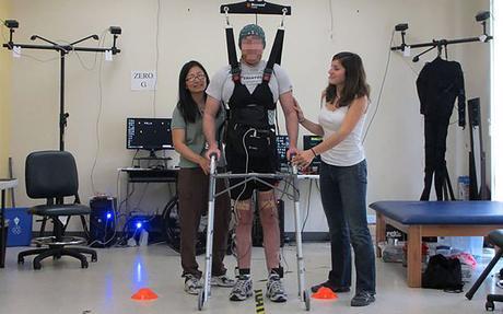 HOMBRE CON PARAPLEJIA VUELVE A CAMINAR USANDO SU MENTE paralyzed-man-walks-2015-09-24-02