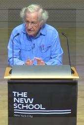 Noam Chomsky al frente del auditorio John L. Tishman.
