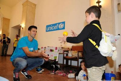 Novak Djokovic visita a niños refugiados en Serbia