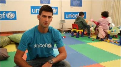 Novak Djokovic visita a niños refugiados en Serbia