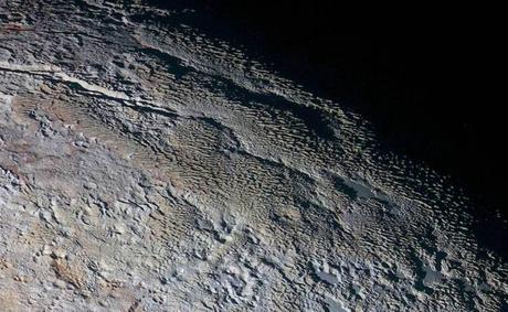 El terreno de piel de serpiente de Plutón