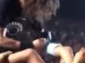 Dave Grohl (aún muletas) dedica canción firma escayola durante concierto