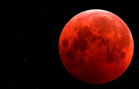 Mañana se podrá ver una súper luna teñida de rojo