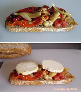 Tosta de escalibada con miel y queso de cabra