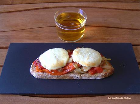Tosta de escalibada con miel y queso de cabra