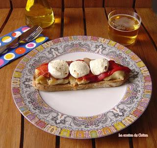 Tosta de escalibada con miel y queso de cabra