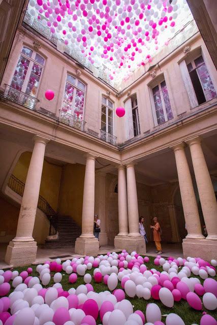 Instalación efímera con 4.000 globos en Francia