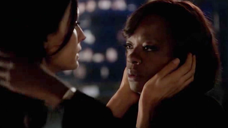 Annalise besa a su vieja amiga en 'HTGAWM' Annalise besa a su vieja amiga en 'HTGAWM'