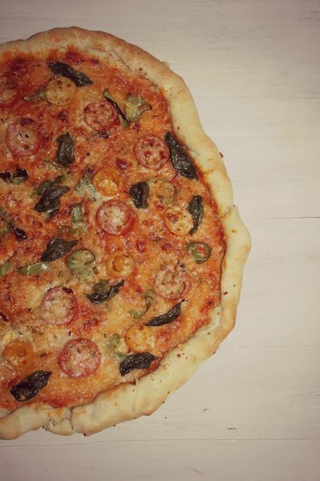 PIZZA AROMATICA DE ALBAHACA CON CHERRYS