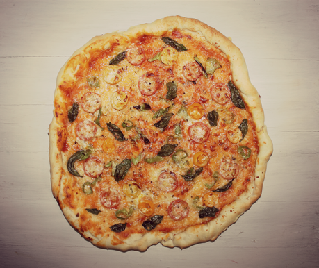PIZZA AROMATICA DE ALBAHACA CON CHERRYS