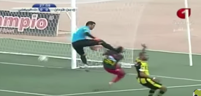 Entrada salvaje de un portero al rival en el fútbol tunecino