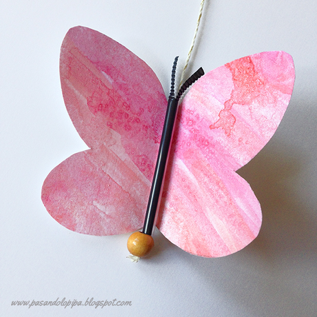 Mariposa de papel y cuerpo de pajita