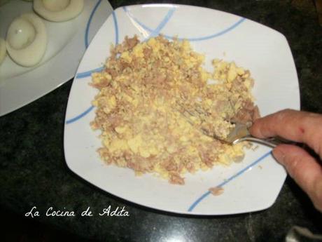 Huevos rellenos, gratinados con bechamel