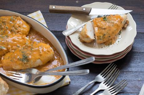 Supremas de pollo con pimentón, cebolla y nata