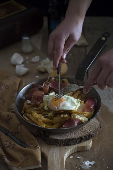 Huevos rotos con patatas fritas y jamón serrano