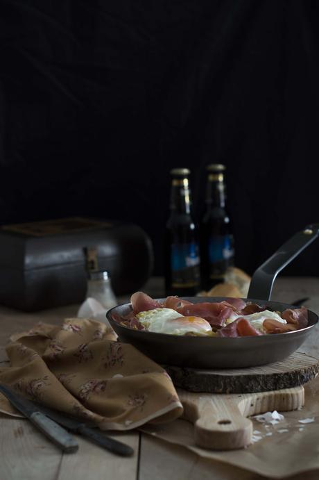 Sartén de huevos rotos con patatas y jamón