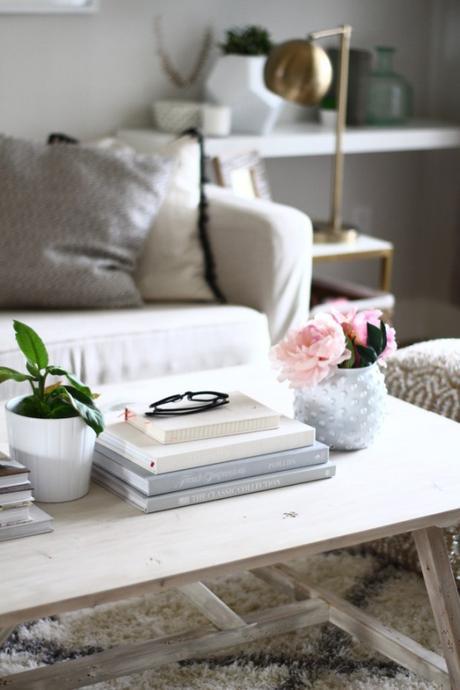Espacios neutrales. Decorando para la comodidad Books on the table