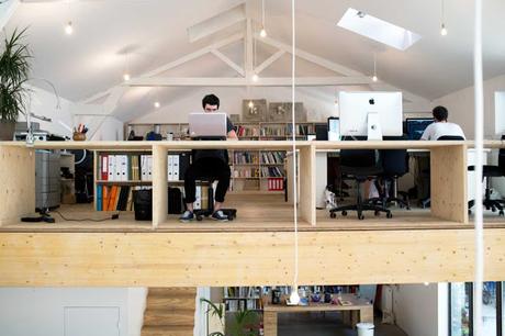 Un antiguo establo convertido en oficinas y taller.