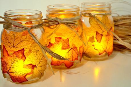 Farollillos con velas decorados con hojas secas para decoración de otoño