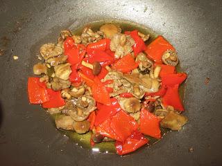 PATATAS CON SETAS Y PIMIENTOS