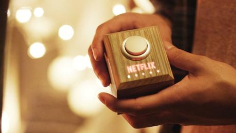 El botón de Netflix que enciende la TV, apaga las luces, pide comida y silencia el teléfono de una vez