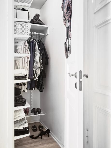 paredes blancas maderas oscuras decoración estilo nórdico decoración de salones decoración de interiores decoración de dormitorios contraventanas casas hogares nórdicos casas de madera blog decoración nórdica 