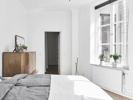 paredes blancas maderas oscuras decoración estilo nórdico decoración de salones decoración de interiores decoración de dormitorios contraventanas casas hogares nórdicos casas de madera blog decoración nórdica 