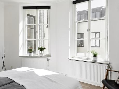 paredes blancas maderas oscuras decoración estilo nórdico decoración de salones decoración de interiores decoración de dormitorios contraventanas casas hogares nórdicos casas de madera blog decoración nórdica 