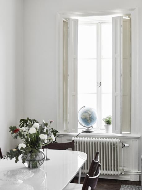 paredes blancas maderas oscuras decoración estilo nórdico decoración de salones decoración de interiores decoración de dormitorios contraventanas casas hogares nórdicos casas de madera blog decoración nórdica 