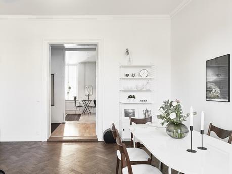 paredes blancas maderas oscuras decoración estilo nórdico decoración de salones decoración de interiores decoración de dormitorios contraventanas casas hogares nórdicos casas de madera blog decoración nórdica 