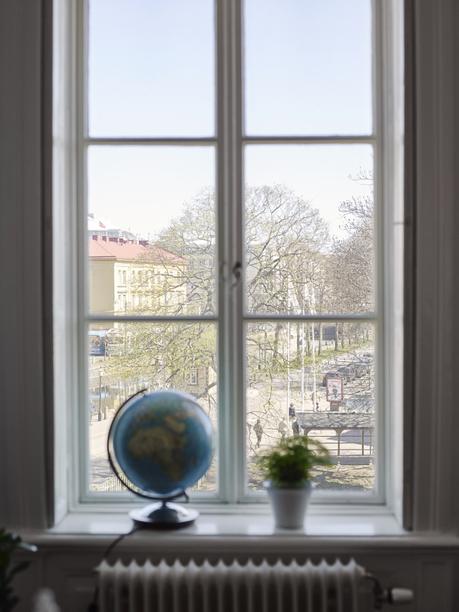 paredes blancas maderas oscuras decoración estilo nórdico decoración de salones decoración de interiores decoración de dormitorios contraventanas casas hogares nórdicos casas de madera blog decoración nórdica 