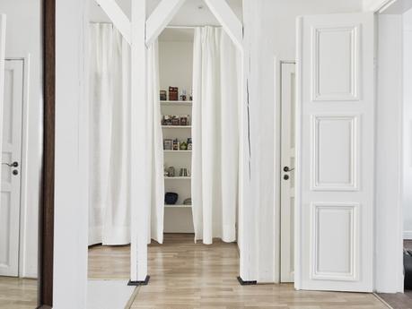 paredes blancas maderas oscuras decoración estilo nórdico decoración de salones decoración de interiores decoración de dormitorios contraventanas casas hogares nórdicos casas de madera blog decoración nórdica 