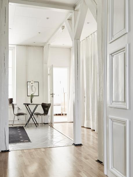 paredes blancas maderas oscuras decoración estilo nórdico decoración de salones decoración de interiores decoración de dormitorios contraventanas casas hogares nórdicos casas de madera blog decoración nórdica 