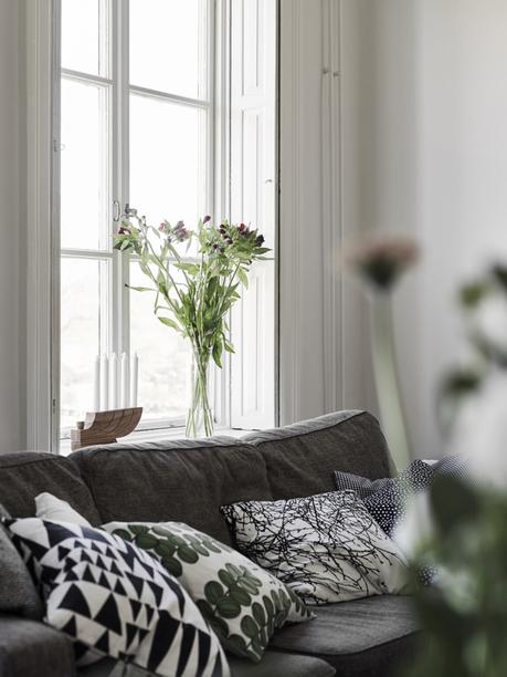 paredes blancas maderas oscuras decoración estilo nórdico decoración de salones decoración de interiores decoración de dormitorios contraventanas casas hogares nórdicos casas de madera blog decoración nórdica 