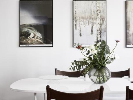 paredes blancas maderas oscuras decoración estilo nórdico decoración de salones decoración de interiores decoración de dormitorios contraventanas casas hogares nórdicos casas de madera blog decoración nórdica 