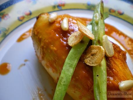 Calamares rellenos de arroz, pasas y nueces con salteado de judías