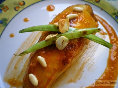 Calamares rellenos de arroz, pasas y nueces con salteado de judías